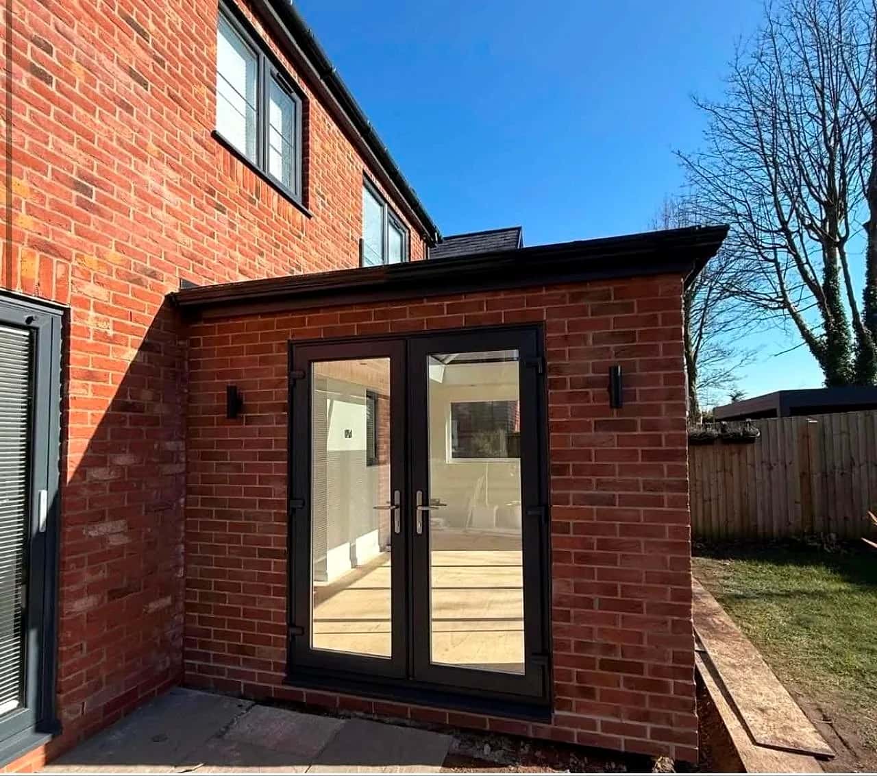 Rear house extension with a skylight roof (photo 3)
