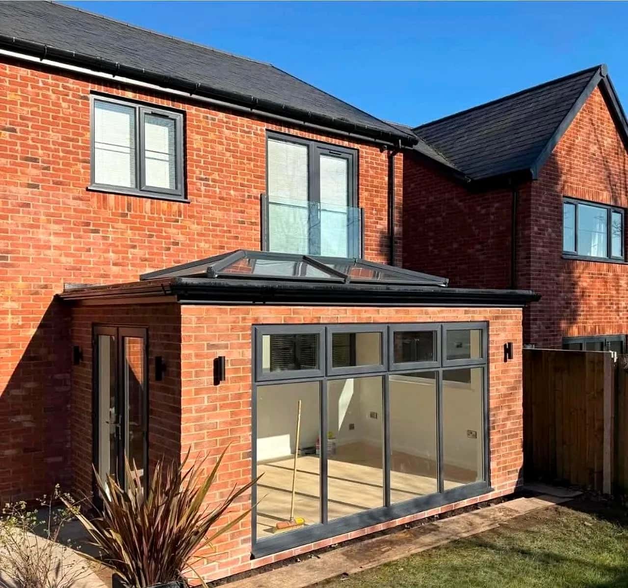 Rear house extension with a skylight roof (photo 2)