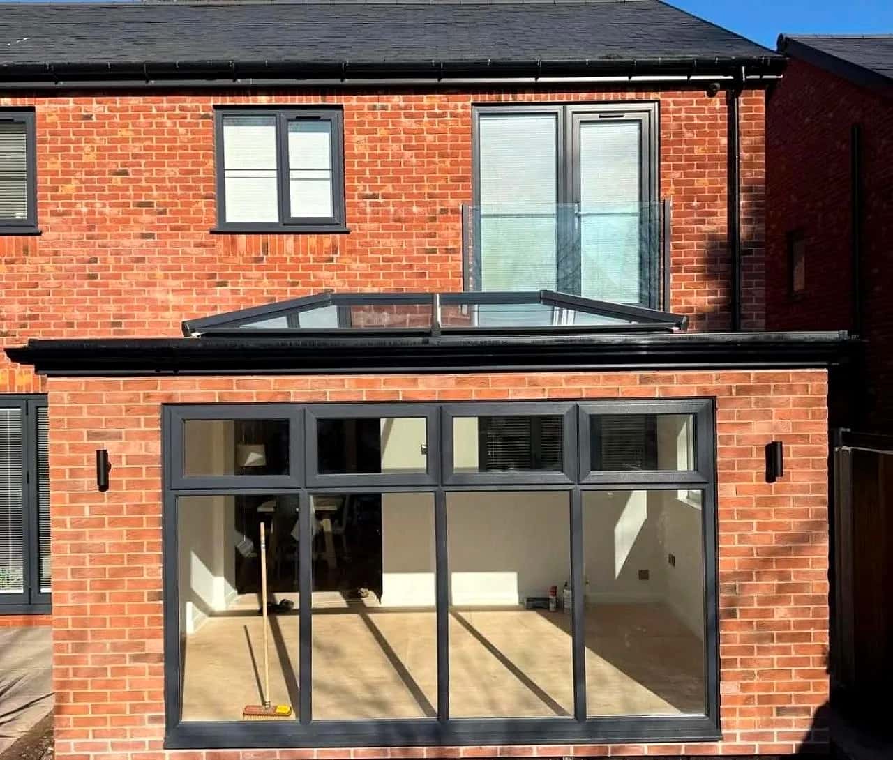 Rear house extension with a skylight roof (photo 1)